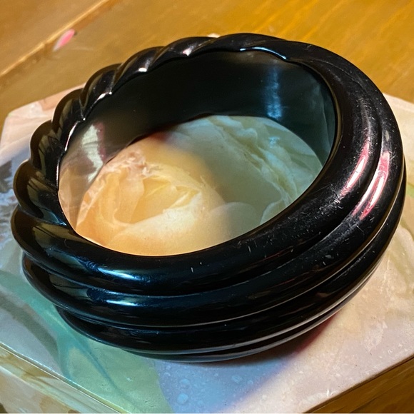 SALE 3/$20 VTG Chunky black lucite carved oval bangle,double sided twist - Picture 5 of 10
